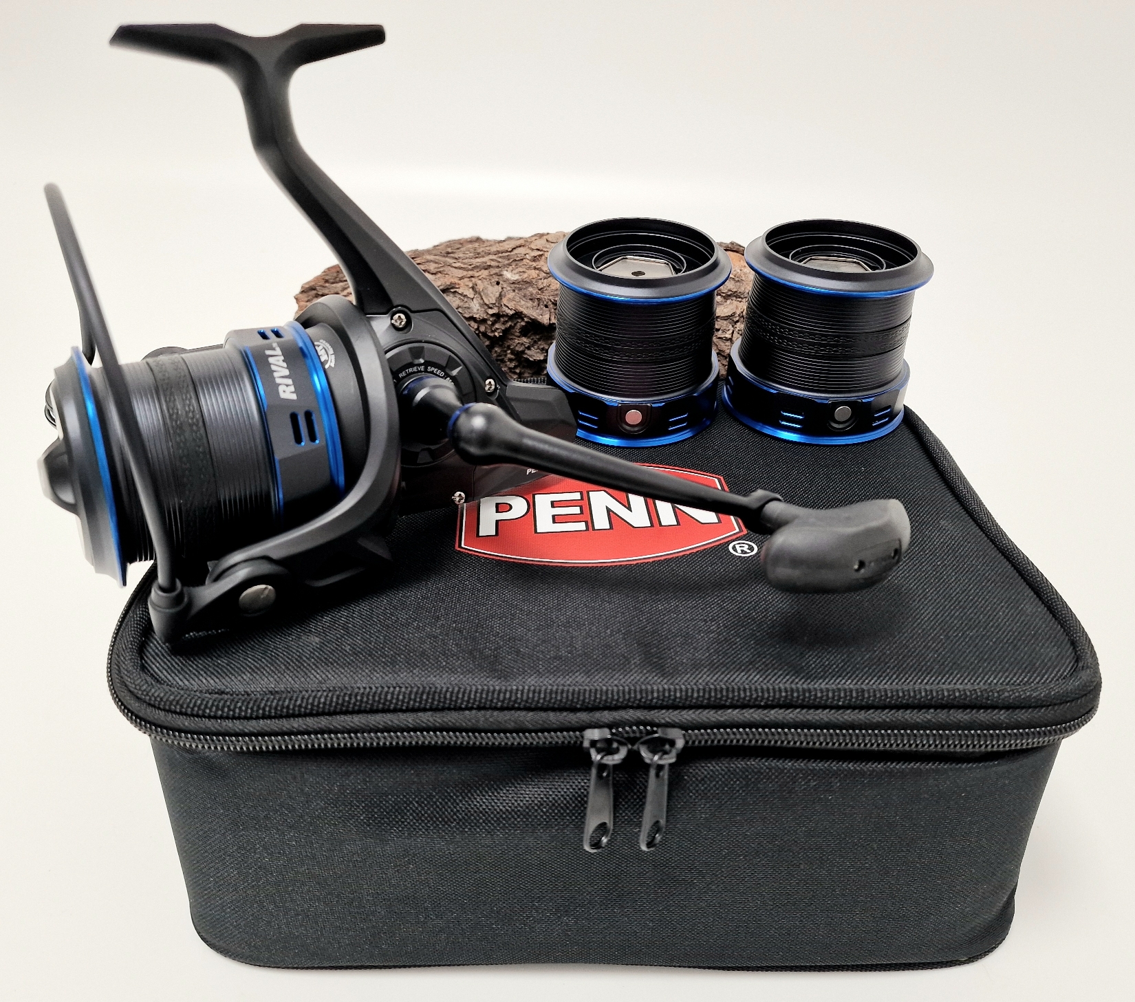 Penn Rival Longcast Blue Surf Pack 7000 Brandungsrolle + 2 Ersatzspulen Tasche